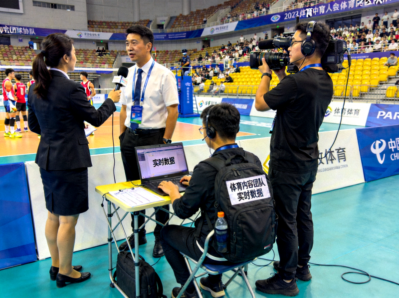 体育内容团队在赛事现场进行报道与数据整理